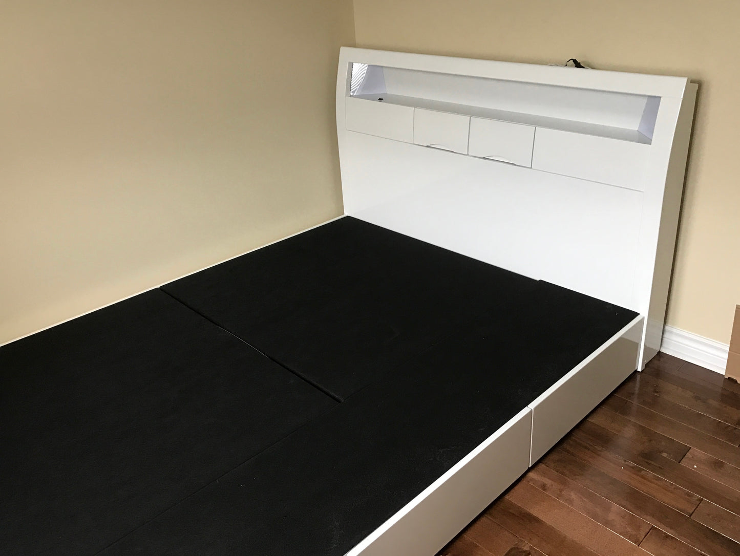 White Piano Lacquer Storage Bed-Kurara